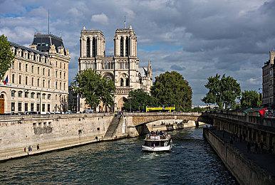 《小猪佩奇：世界大冒险》环游世界游戏预告片